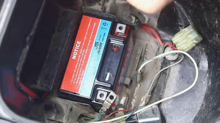 Xe đề không lên Do ắc quy yếu