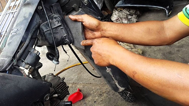 Các nguyên nhân khiến xe không nổ máy được 9 xe không nổ máy được do ngộp xăng