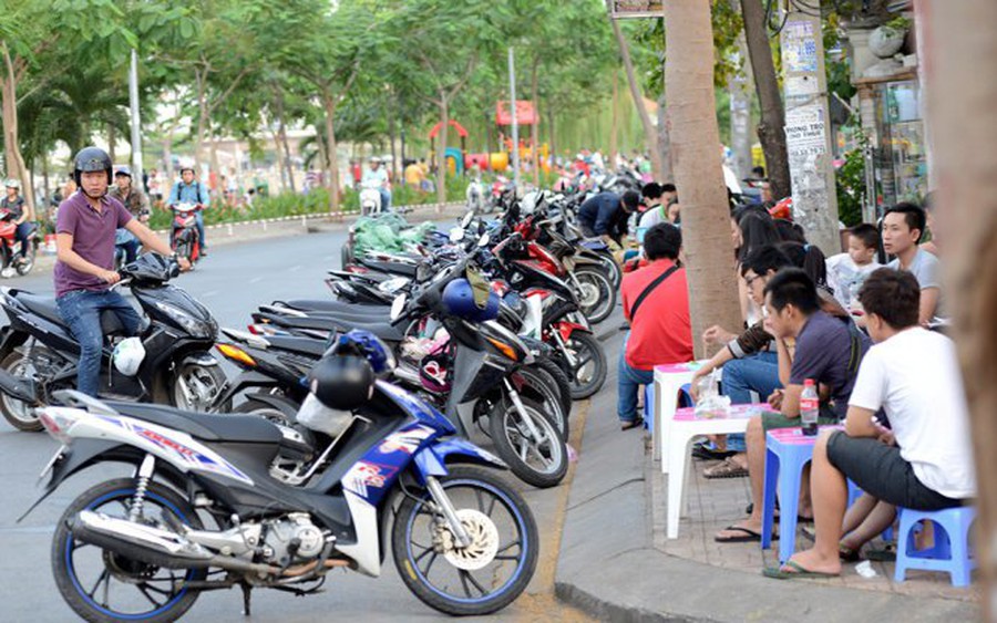 Đỗ xe lấn lề đường sai quy định